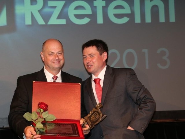 Marek Mika (z lewej), prezes KSWP odebrał nagrodę „Rzetelni w Biznesie”. Obok Robert Składowski, szef Mazowieckiego Zrzeszenia Handlu, jeden z prowadzących tegoroczną edycję konkursu.
