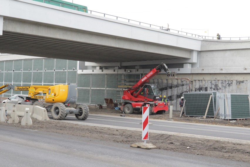 Przebudowa DK 94 w Sosnowcu: Pracownicy montują na ścianach...