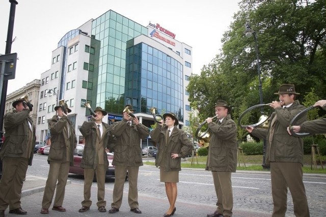 Hejnaliści przed Kurierem Porannym