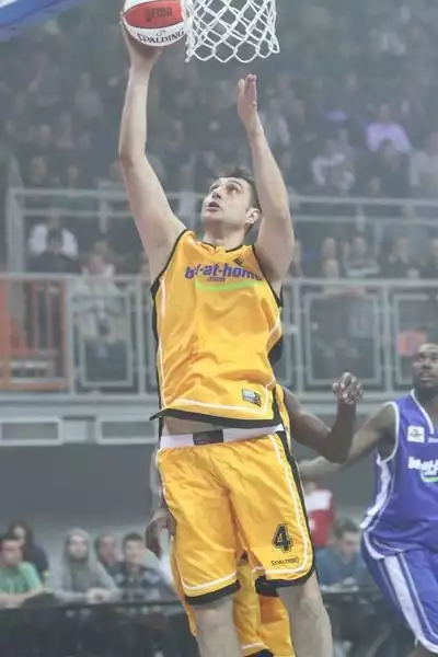 Koszykarz "Stalówki", Marek Miszczuk (z piłką) wystąpił w Meczu Gwiazd w Lublinie.