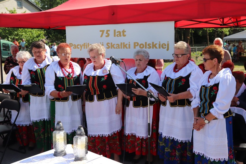 Odsłonili kamień, na którym podczas wojny doszło do tragedii. 75-lecie pacyfikacji Skałki Polskiej w gminie Łopuszno