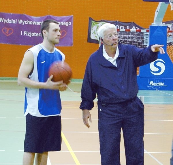 Dick Helm (z prawej) przez półtorej godziny ćwiczył z koszykarzami AZS-u Politechnika Opolska. Początkowo młodzi zawodnicy byli mocno speszeni. Po kwadransie "złapali" kontakt z trenerem.