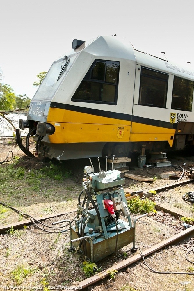 Szynobus wypadł z torów. Nie jeżdżą pociągi na trasie Wrocław - Trzebnica (ZDJĘCIA)