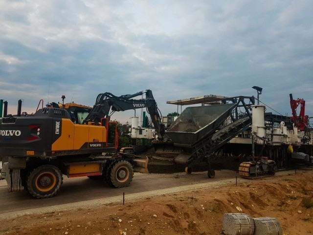 Układanie nawierzchni na autostradowej obwodnicy Częstochowy (A1)