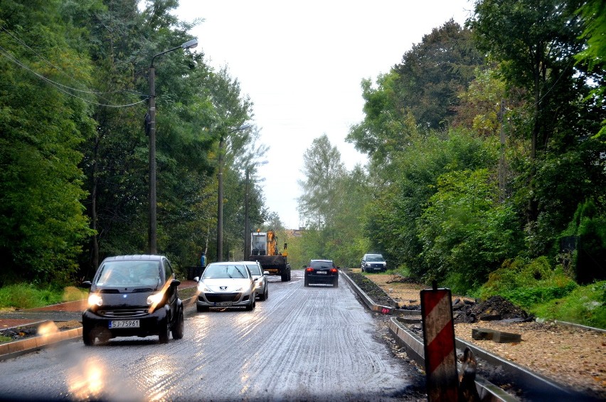 Trwa remont głównej drogi w Grodźcu. Tworzą się korki [ZDJĘCIA]