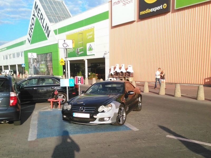Krasne, parking przed hipermarketem Auchan.
