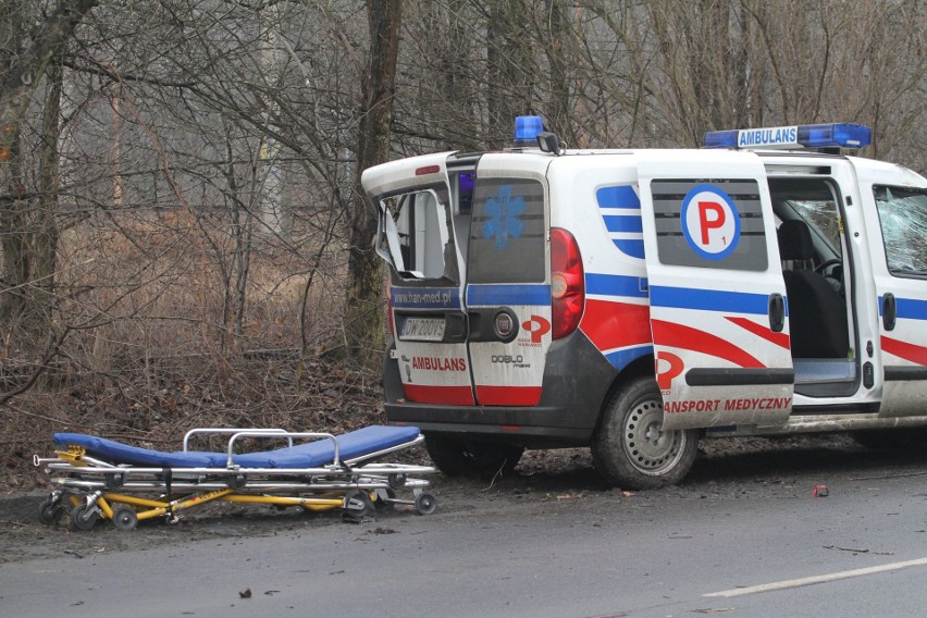 Wypadek karetki. Uderzyła w latarnię