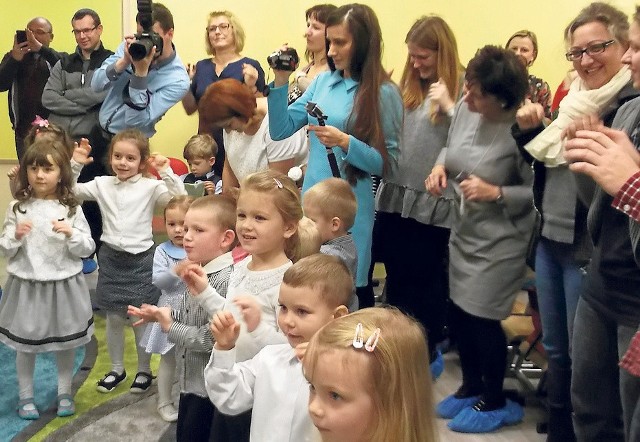 Dzieci pokazały znany taniec „Kaczuszki”. Widownia miała się przyłączyć. Niektórym rodzicom bardzo zależało na elektronicznym utrwaleniu ważnych chwil