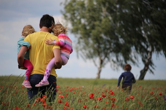 Dzień OJCA: najlepsze życzenia, poważne, śmieszne wierszyki dla Taty