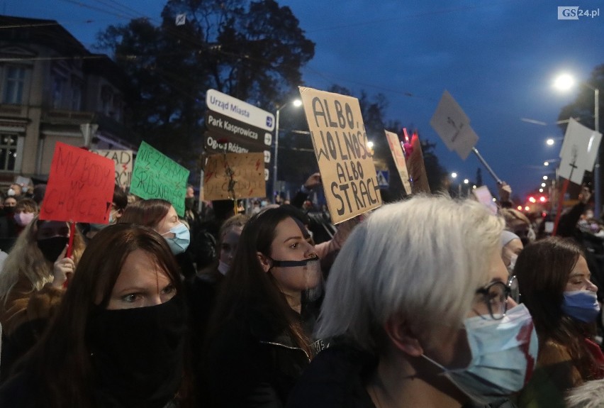 Protest (nie tylko) kobiet w Szczecinie. Głośne klaksony i blokada pl. Szarych Szeregów. To kolejny dzień manifestacji - 26.10.2020