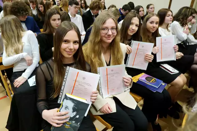 Maturzyści odebrali świadectwa dojrzałości. Zobacz zakończenie roku czwartych klas w III LO w Lublinie