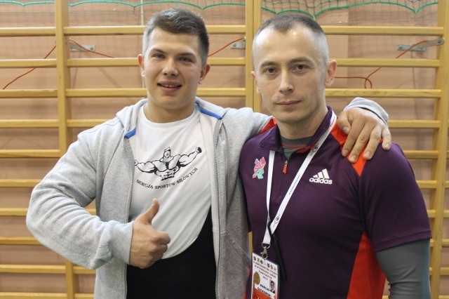 Złoty medal mistrzostw Polski juniorów do lat 23 wywalczył Barłomiej Drozd (z lewej). Obok jego trener Marcin Gackowski.