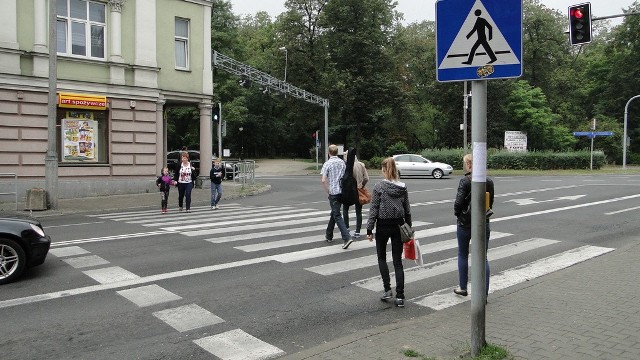 Zdaniem niektórych mieszkańców, zbyt krótko teraz palą się zielone światła dla pieszych na skrzyżowaniu ulic Słowackiego i 25 Czerwca.
