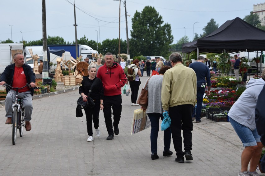 Dużo ludzi na giełdzie w Sandomierzu. Pogoda nie odstraszyła kupujących. Zobacz zdjęcia