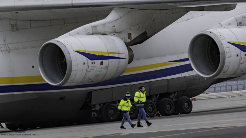 Największy samolot transpotowy świata wylądował na lotnisku w Łodzi. To An-124 Rusłan ZDJĘCIA