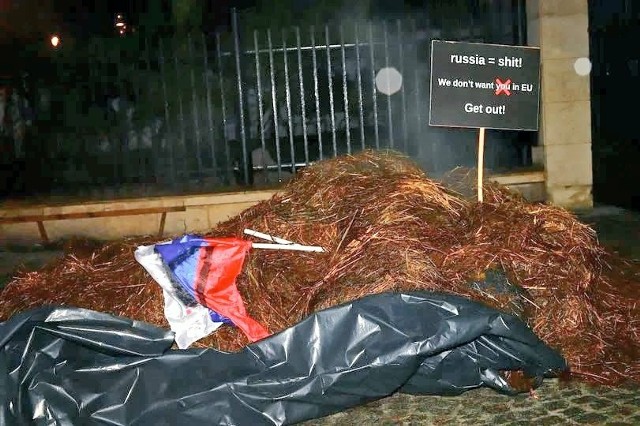 Przed bramą został rozrzucony obornik, a w niego wetkniętą rosyjską flagę oraz transparent m.in. z napisem "rosja=gó***".