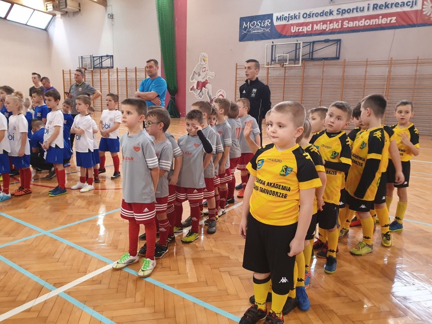 Halowy Turniej Piłki Nożnej Wisła Kids Cup odbył się w Sandomierzu. Było dużo emocji i atrakcji dla uczestników [ZDJĘCIA]
