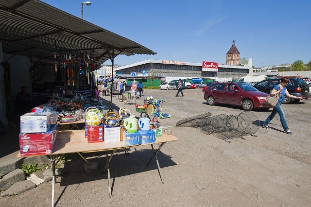 Teren przy ul. Drzymały obok sklepu "TORG" obecnie jest wykorzystywany jako parking tymczasowy, nikt tu nie pobiera opłat od parkujących. 