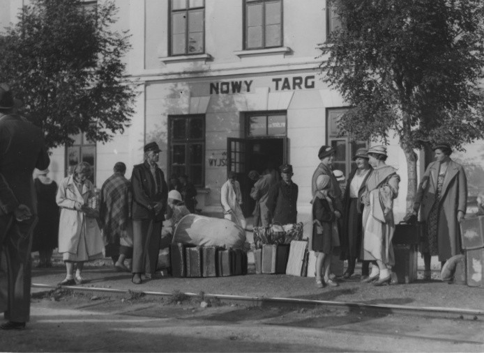 Podróżni na peronie dworca kolejowego w Nowym Targu, 1934