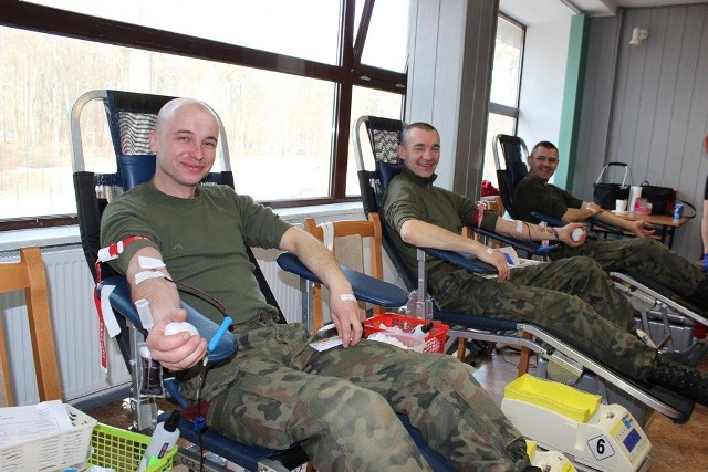 Żołnierze międzyrzeckiej brygady oddali w tym roku 330 litrów krwi. W jednostce rozpoczęły się obchody Dni Honorowego Krwiodawstwa.„Dając krew - dajesz życie” -  takie hasło przyświeca żołnierzom, którzy choć raz w swoim życiu wzięli czynny udział w akcji honorowego krwiodawstwa. - Ludzkie życie jest najwyższą wartością. Jednego dnia pomagamy komuś, kolejnego to my możemy potrzebować takiej pomocy. I to jest najważniejsze, że niewielkim wysiłkiem możemy zrobić coś dobrego dla drugiego człowieka – mówi kapitan rezerwy Mirosław Filipkiewicz, nieetatowy koordynator do organizacji zbiórek HDK w 17. Wielkopolskiej Brygadzie Zmechanizowanej.W brygadzie od lat działa klub HDK „Żołnierska Krew”. Żołnierze oddają krew w koszarach. uczestniczą także w organizowanych doraźne akcjach dla konkretnych osób. Jedną z nich była zbiórka dla byłego siatkarza Orła Międzyrzecz Wojciecha Wesołowskiego.W 2017 r. w trzech garnizonach „siedemnastej” - w Międzyrzeczu, Wędrzynie i Krośnie Odrzańskim - zorganizowano 15 akcji, podczas których 750 żołnierzy oddało ponad 330 litrów życiodajnego płynu.Zobacz rozmowę z generałem broni Mirosławem Różańskim 