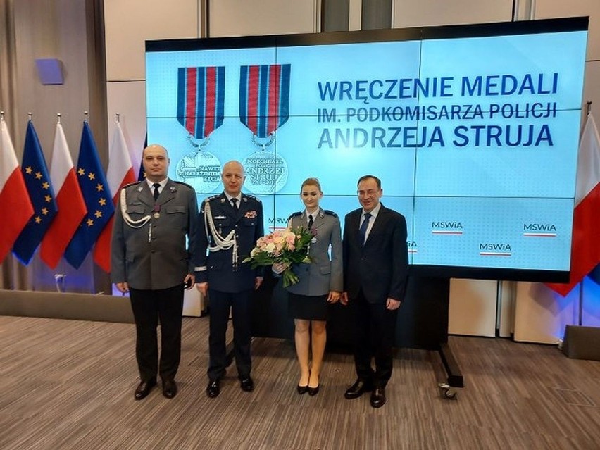 Bohaterscy policjanci z Błaszek ratowali ludzi i uhonorowani zostali medalami FOTO
