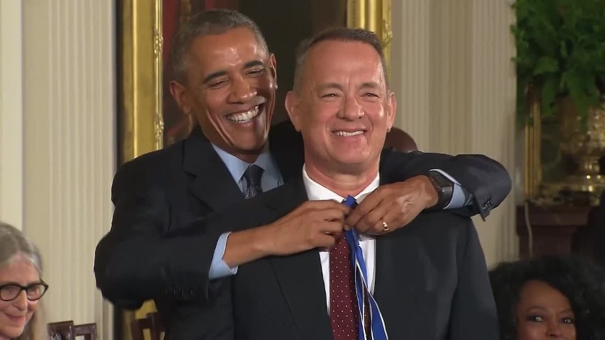 Tom Hanks odznaczany przez prezydenta.

fot. US CBS/x-news