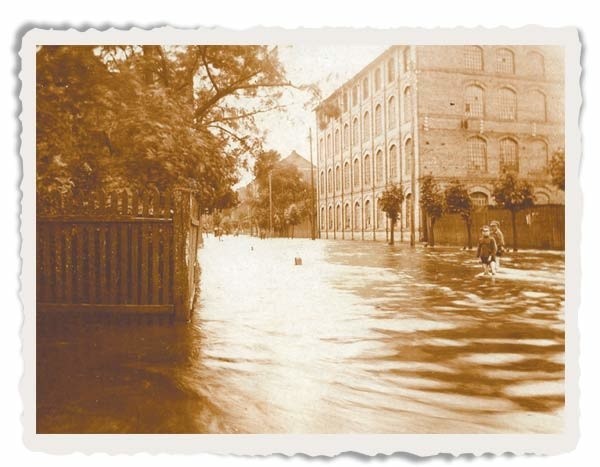 Trudno uwierzyć, ale to widok zalanej wodami Białki ul. Jurowieckiej w 1922 roku