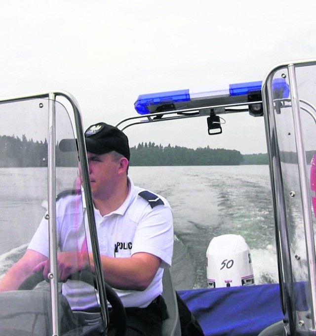 Policyjne motorówki mogły i nadal mogą pływać po jeziorach powiatu (na zdjęciu patrol na jez. Lipie w Długiem).