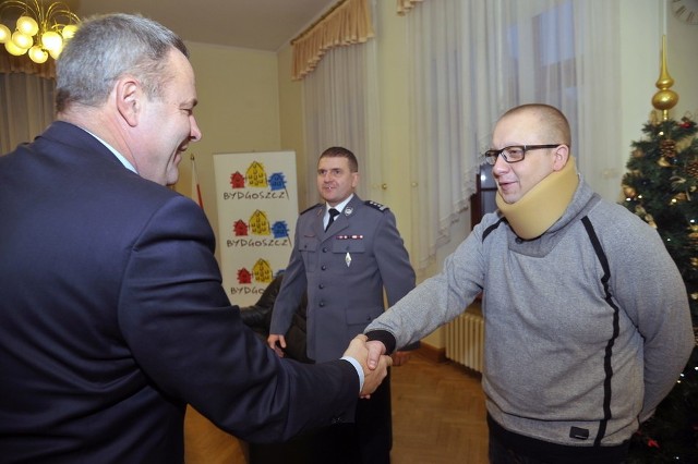 Prezydent Rafał Bruski i komendant miejski policji w Bydgoszczy, insp. Sławomir Kosiński podziękowali panu Krzysztofowi i przekazali upominki