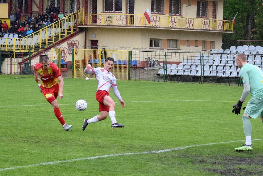 3. liga. Korona II Kielce po słabym meczu przegrała z Klubem Sportowym Wiązownica 0:2. Zobacz zdjęcia z meczu i kibiców