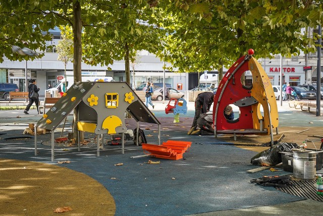 Place zabaw często są połączone ze strefami fitness oraz wyposażone są w tematyczne ścieżki edukacyjne np. o ekologii. Najmniejszy spośród placów, którymi opiekuje się ZZM jest ten zlokalizowany przy katowickim Rynku. Największy plac zabaw, znajduje się w parku Kościuszki i ma on 3,5 tys. m2 powierzchni.