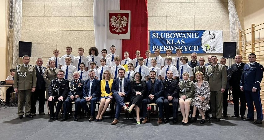 Ślubowanie uczniów klas mundurowych w ZSOiT w Czeladzi i...