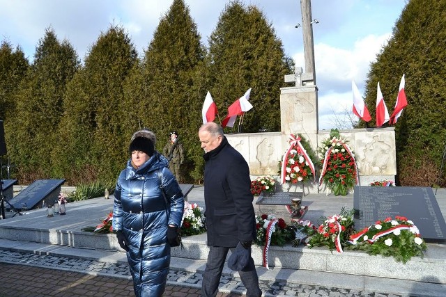 Radna powiatu stalowowolskiego Leokadia Gugała i starosta Janusz Zarzeczny przy zbiorowej mogile ofiar