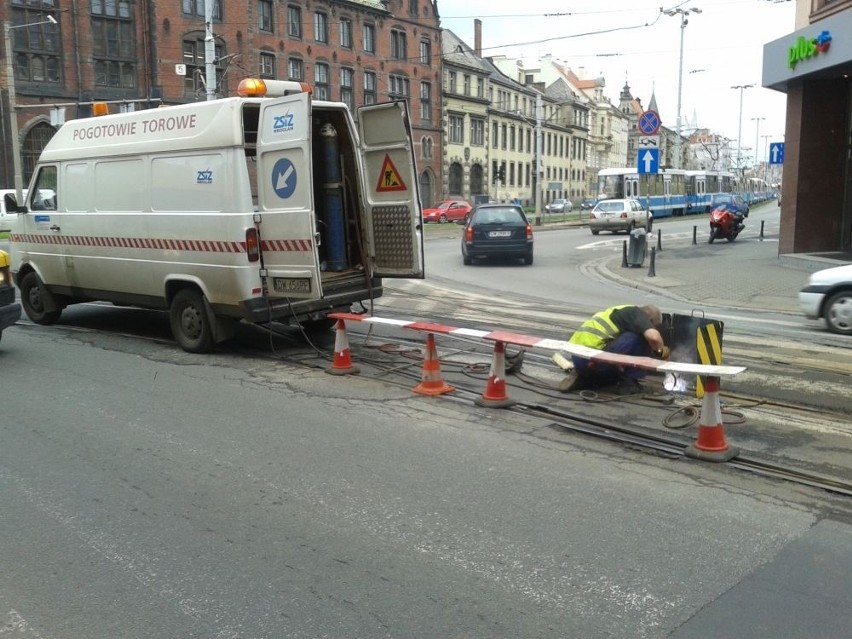 Wrocław: Uszkodzona zwrotnica w centrum. Były objazdy tramwajów (ZDJĘCIA)