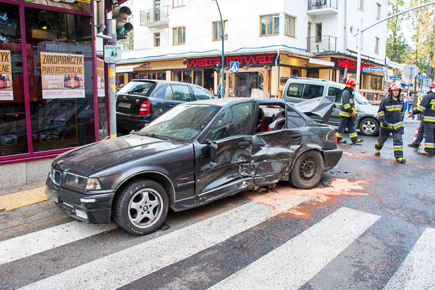 Zakopane: Poranny wypadek przy Krupówkach. Jeden z samochodów wjechał w sklep [ZDJĘCIA]