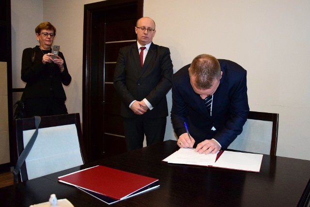 - W najbliższy piątek podpisana zostanie umowa kredytowa na kwotę 1,2 mln zł na zabezpieczenie pozostałych wydatków tego roku - zdradził burmistrz Adam Straszyński