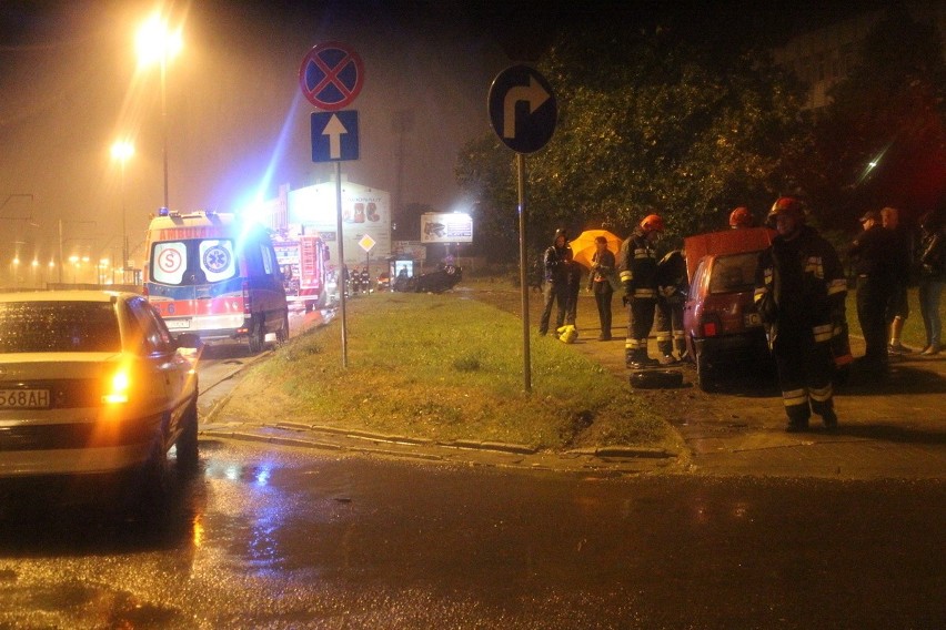 Wypadek na Piłsudskiego. Pijany kierowca dachował przy Widzewskiej [ZDJĘCIA+FILM]