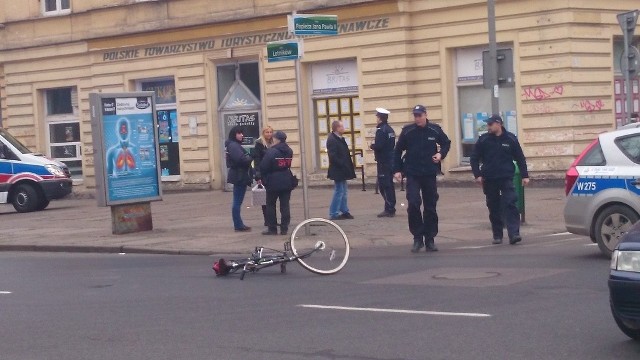 Na Pl. Lotników ok.godz.10.00 na wysokości Al.Jana Pawła doszło do potrącenia rowerzysty.