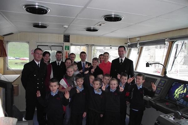 Na rufie statku "Nawigator XXI" przy banderze chłopcy złożyli ślubowanie uczniowskie.