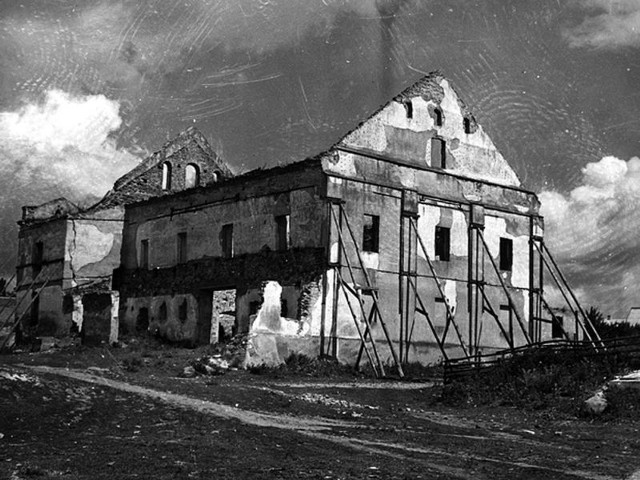 Krynki. Fasada zniszczonej w czasie działań wojennych synagogi. Krynki przed wojną były jednym z silniejszych ośrodków żydowskich w województwie.