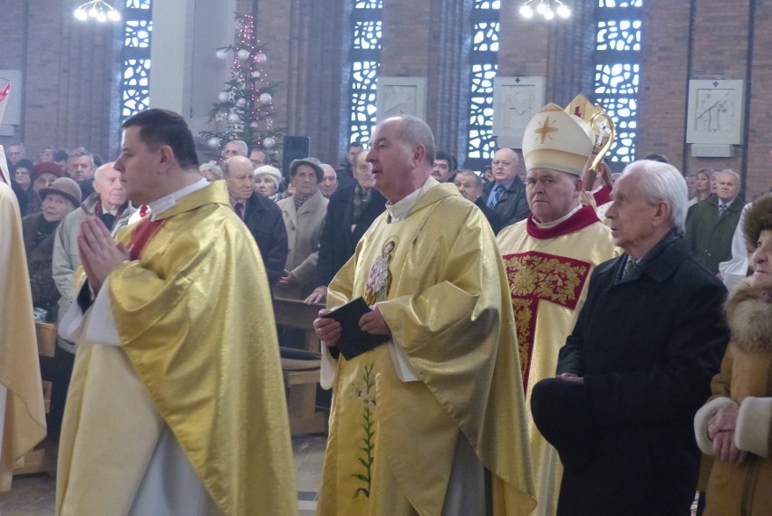 Tłumy wiernych uczestniczyły w niedzielę w uroczystej mszy...