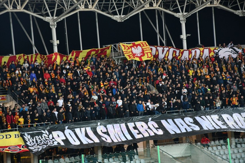 Zobaczcie oprawę kibiców z Młyna w czasie meczu Korony Kielce z Widzewem Łódź w Fortuna 1 Lidze [ZDJĘCIA, WIDEO]