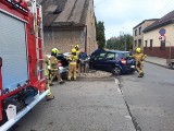 BMW i renault zderzyły się w Praszce. Oba samochodu zatrzymały się na budynkach. Policjanci wyjaśniają dokładne przyczyny zdarzenia