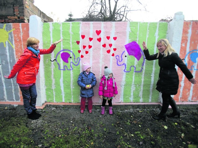 Działacze z "Projektuj Knajfeld" postanowili pomalować brzydki, szary mur w przedszkolnym ogrodzie przy ul. Wrocławskiej.  W akcję właczyło się wielu, m.in. dzieci z ośrodka wychowaczego obok