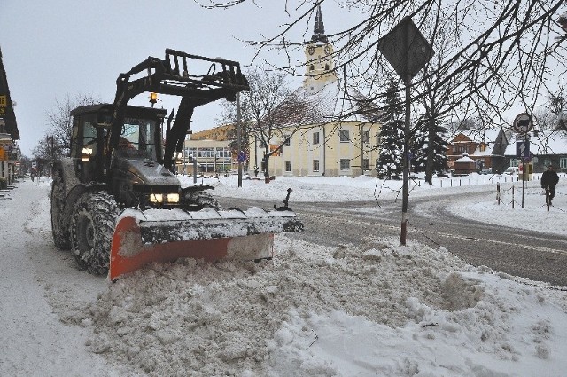 Mimo pojawienia się na drogach pługów, śnieg i wiatr robiły swoje. Drogi natychmiast pokrywała świeża warstwa śniegu.