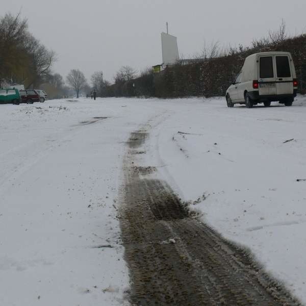 Śnieg przykrył wyrwy w drodze, ale wystarczy tylko przejść lub przejechać ulicą, by przekonać się, że dziury nie znikną wraz z białym puchem.