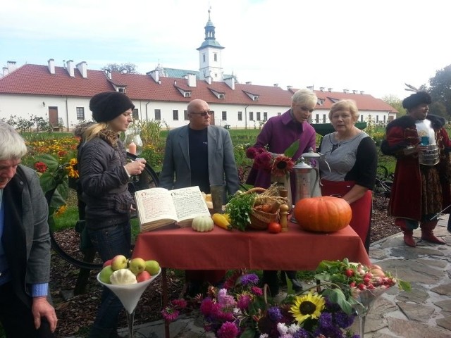 Kamedulską zupę dyniową gotowała na ekranie pogodynka Ola Kostka (w fioletowej kurtce) wraz z przedsiębiorcą Wojciechem Skowronem (na lewo od prezenterki) i bankowcem Ireną Sudoł (z prawej)