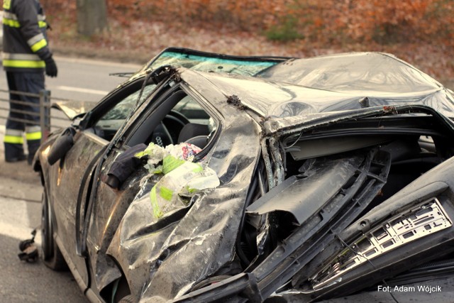 W piątek po godzinie 13 na ul. Gdańskiej w Koszalinie  doszło do dachowania  auta. Kierująca  Audi  A3  nie dostosowała  prędkości do panujących warunków  na  drodze,  w wyniku czego  wypadła  z  drogi. Kierująca  po  dachowaniu auta  została zabrana do szpitala  w Koszalinie  oraz  została ukarana  mandatem karnym w wysokości 200 złotych oraz  6 pkt karnymi.Zobacz także Akcja policji w Koszalinie