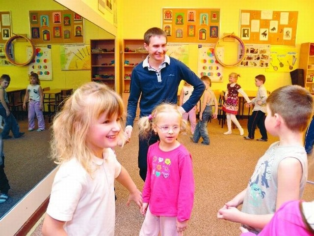 Dzieci uwielbiają zajęcia z Jarosławem Opolskim. Choć w tym wieku rozpiera je energia, polecenia swego nauczyciela wykonują bez ociągania.