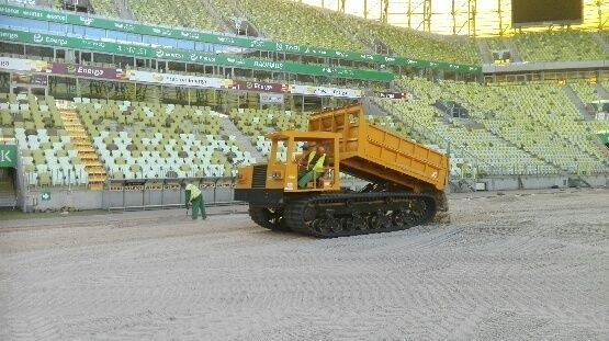 Firma spod Szczecinka układa hybrydową trawę na stadionie Lechii Gdańsk [zdjęcia]